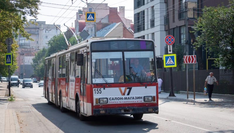 У Тернополі ремонтують вулицю Торговицю: змінили рух тролейбусів