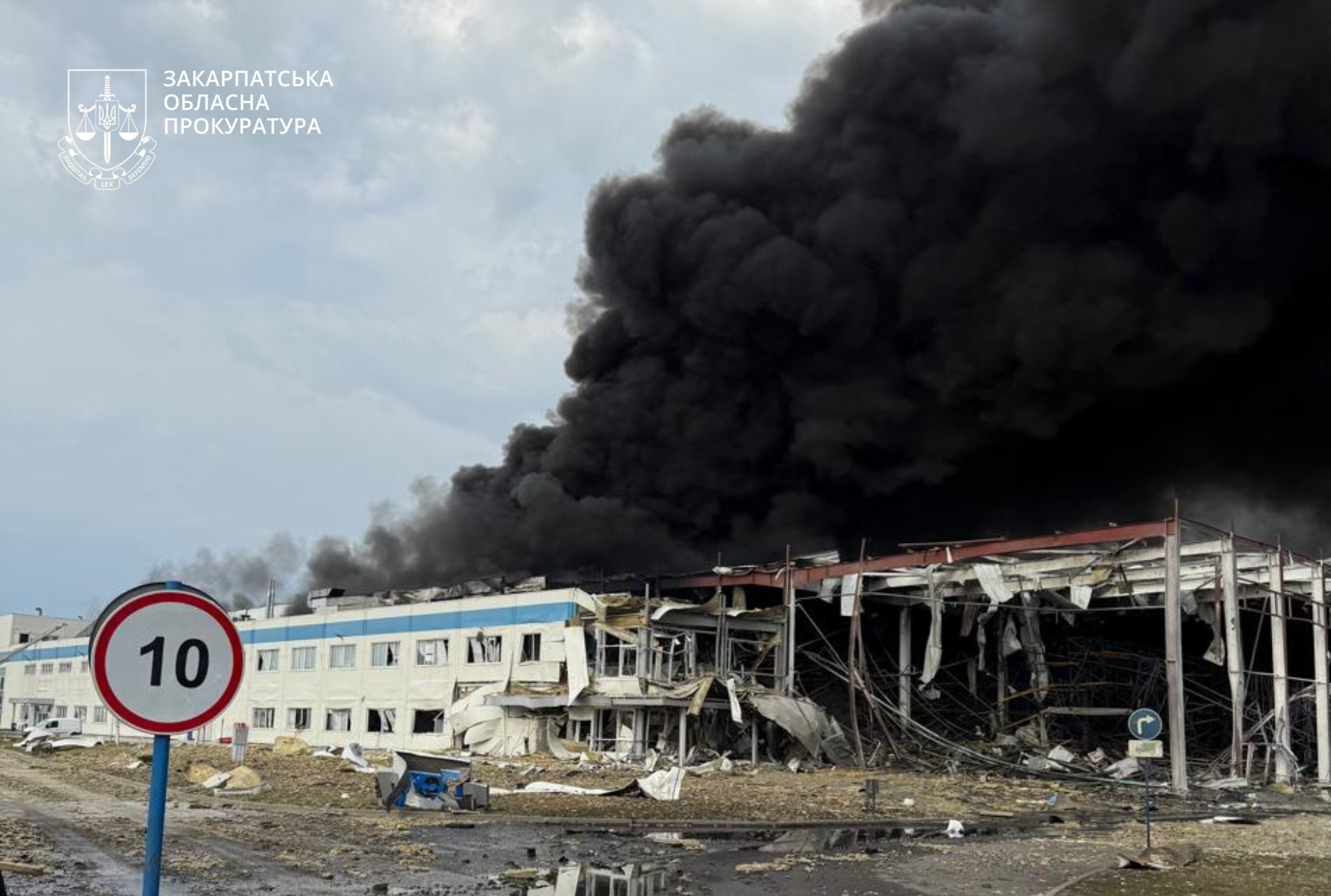 Прокуратура розслідує воєнний злочин після ракетного удару по Мукачеву