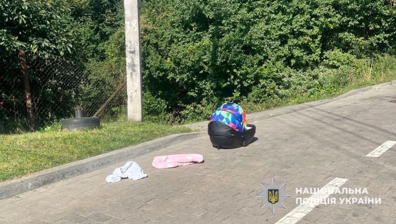 У Львові чоловік забув немовля в люльці на даху авто — дитина випала на ходу та травмувалася