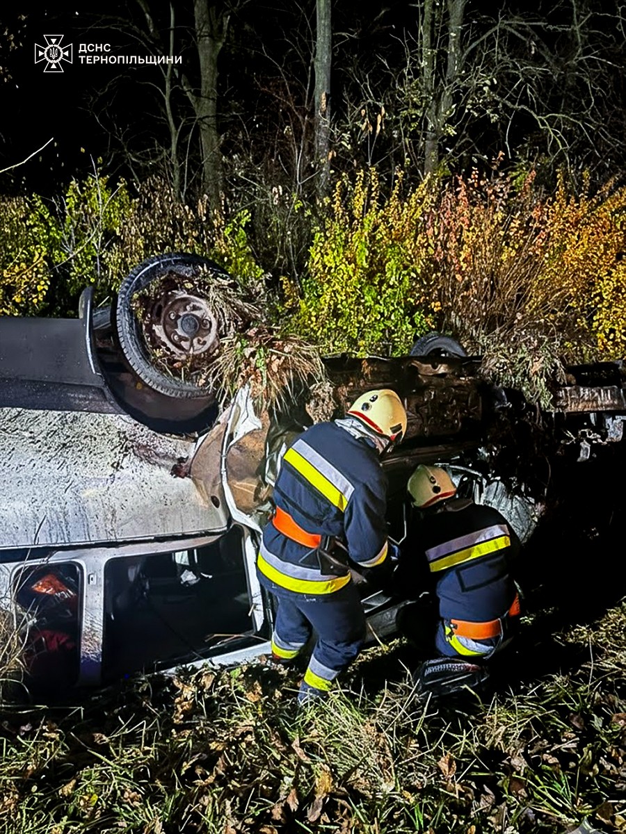 Смертельна аварія на Тернопільщині: загинув пасажир мікроавтобуса, двоє у лікарні