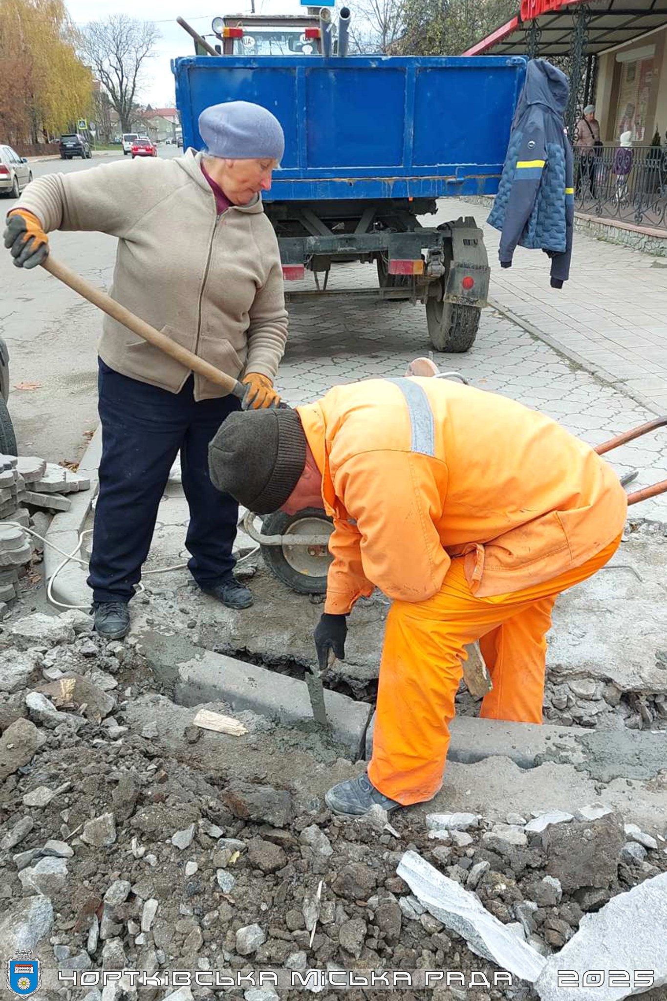 У Чорткові продовжують понижувати тротуари для створення безбар’єрного міського простору