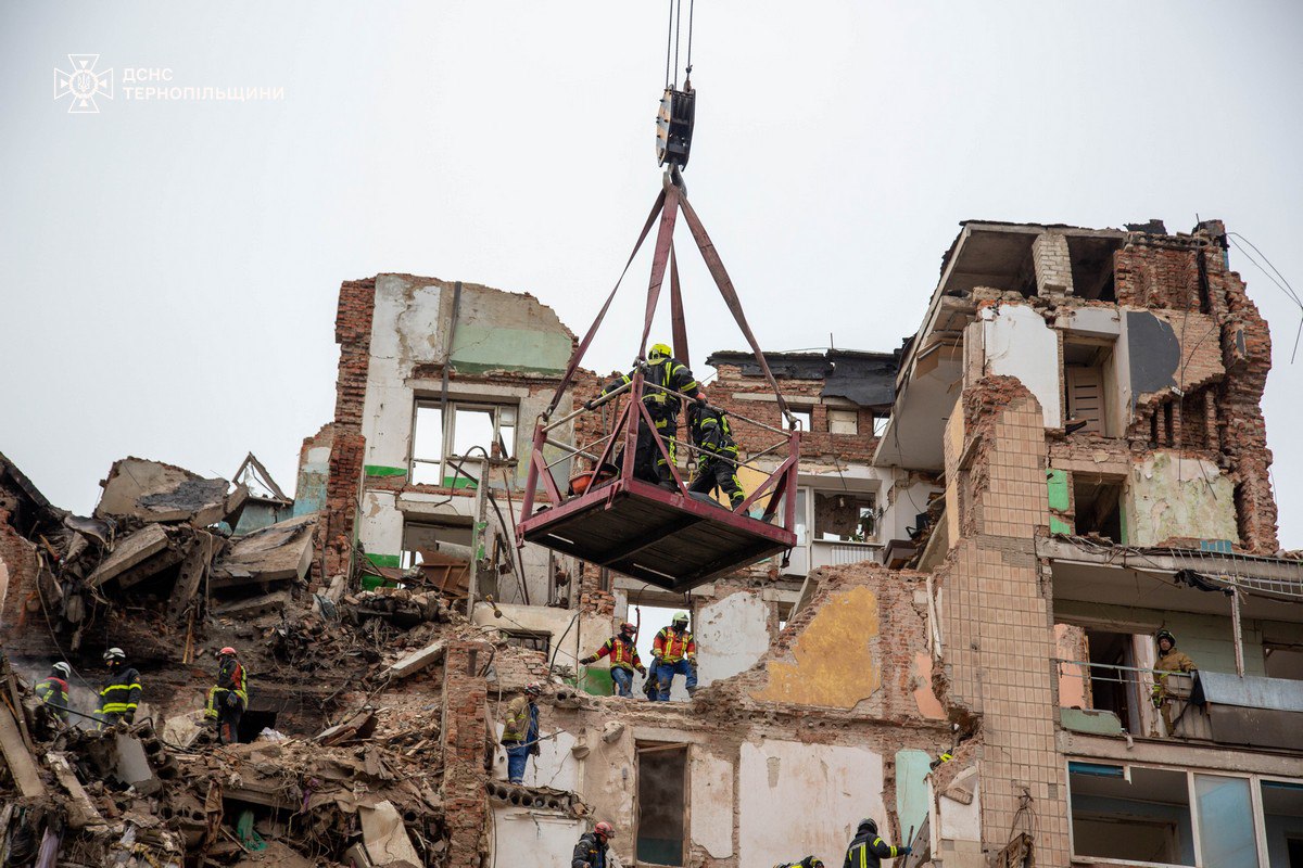 Під завалами будинку на Стуса знайшли тіла ще трьох загиблих — серед них двоє дітей