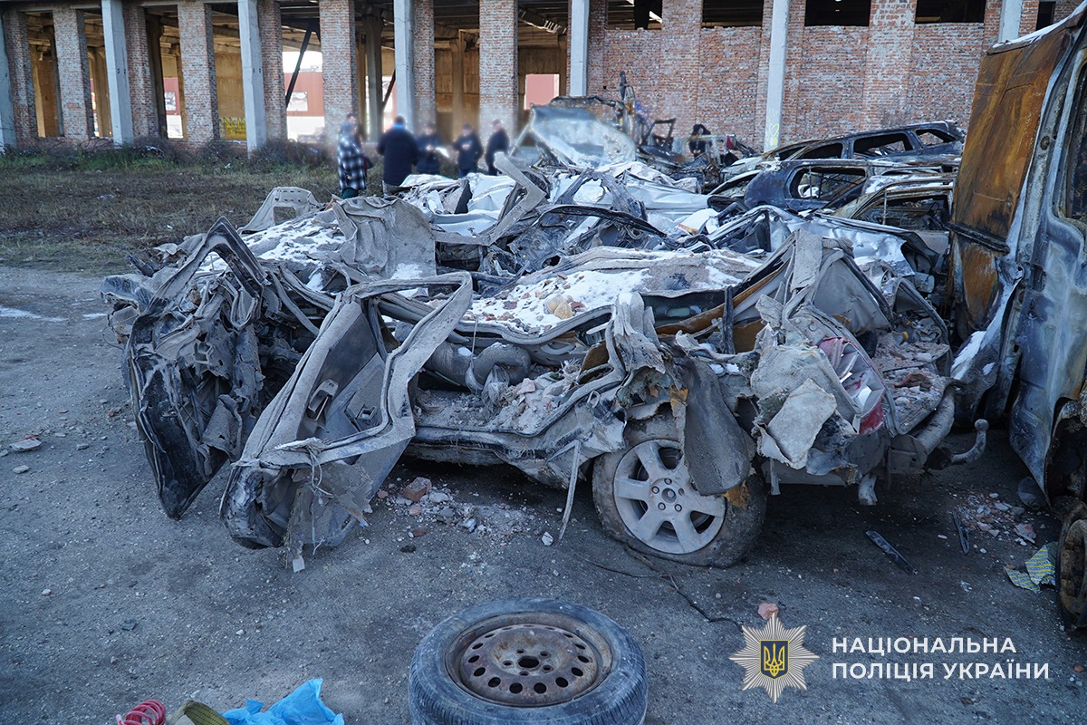 У Тернополі тривають пошуки зниклих після ракетної атаки: поліція вручну переглядає сотні тонн завалів