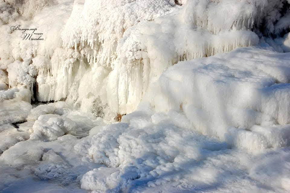 Крижана казка на Тернопільщині: Джуринський водоспад перетворився на льодову красу