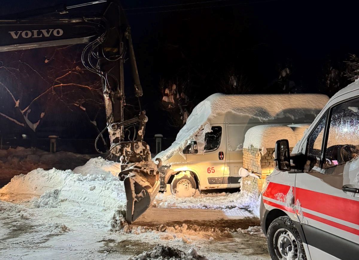 Благодійники розчистили від снігу територію лікарні у Бережанах