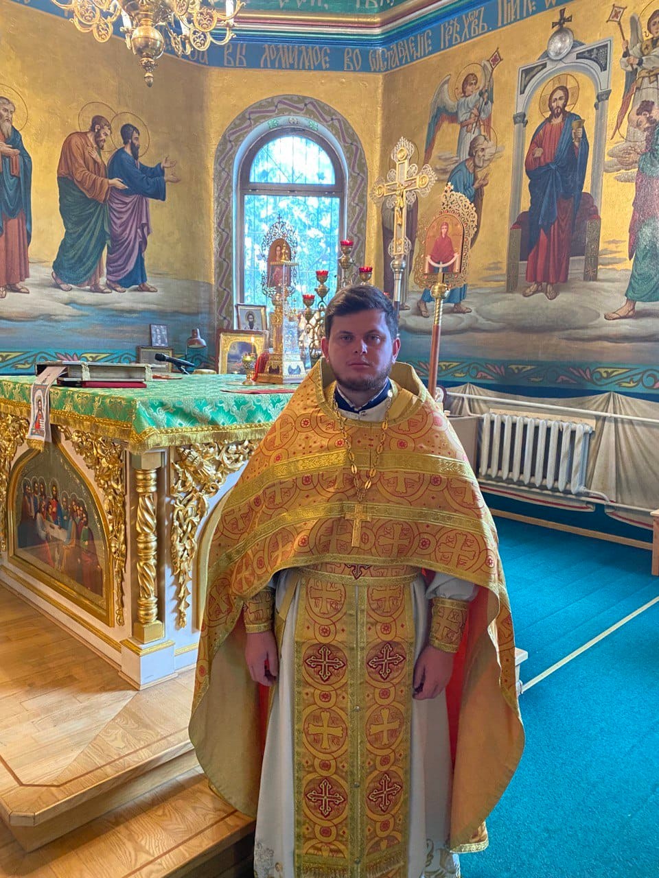 У храмі московського патріархату на Тернопільщині крила ангела намалювали у кольорах прапора росії