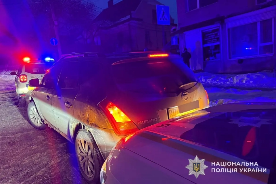 Бережанах врізався в дорожній знак та протаранив службове авто