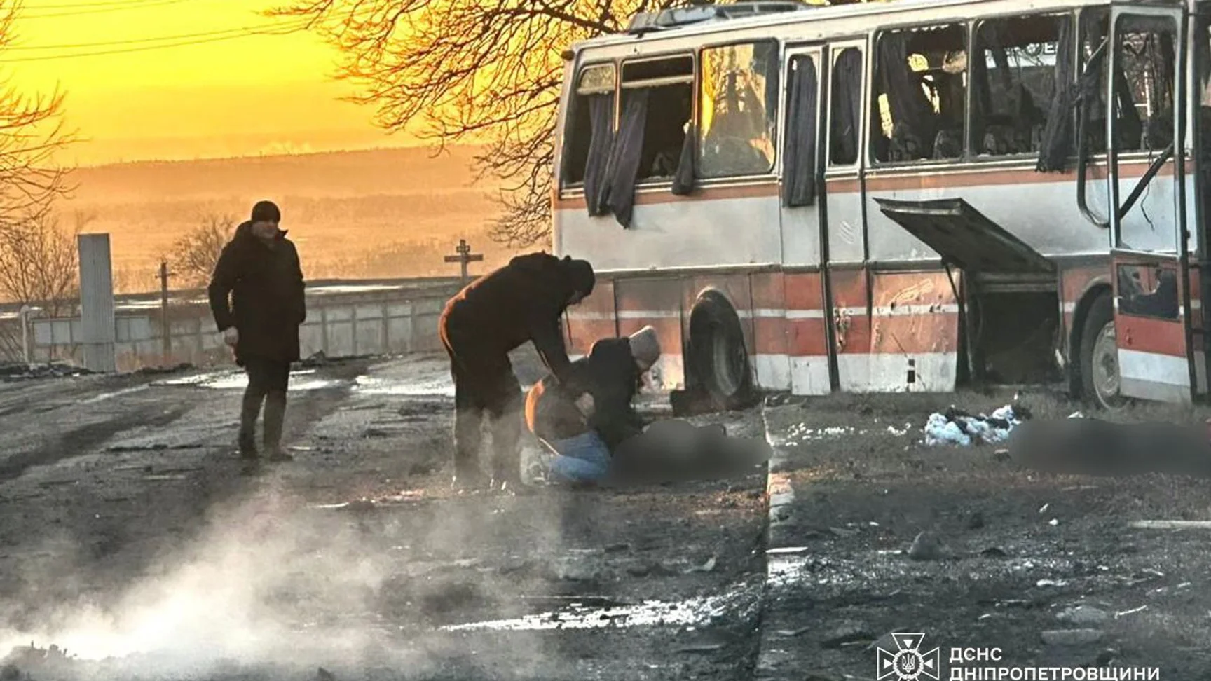 Росіяни атакували автобус ДТЕК на Дніпропетровщині: 15 шахтарів загинуло, 7 постраждали