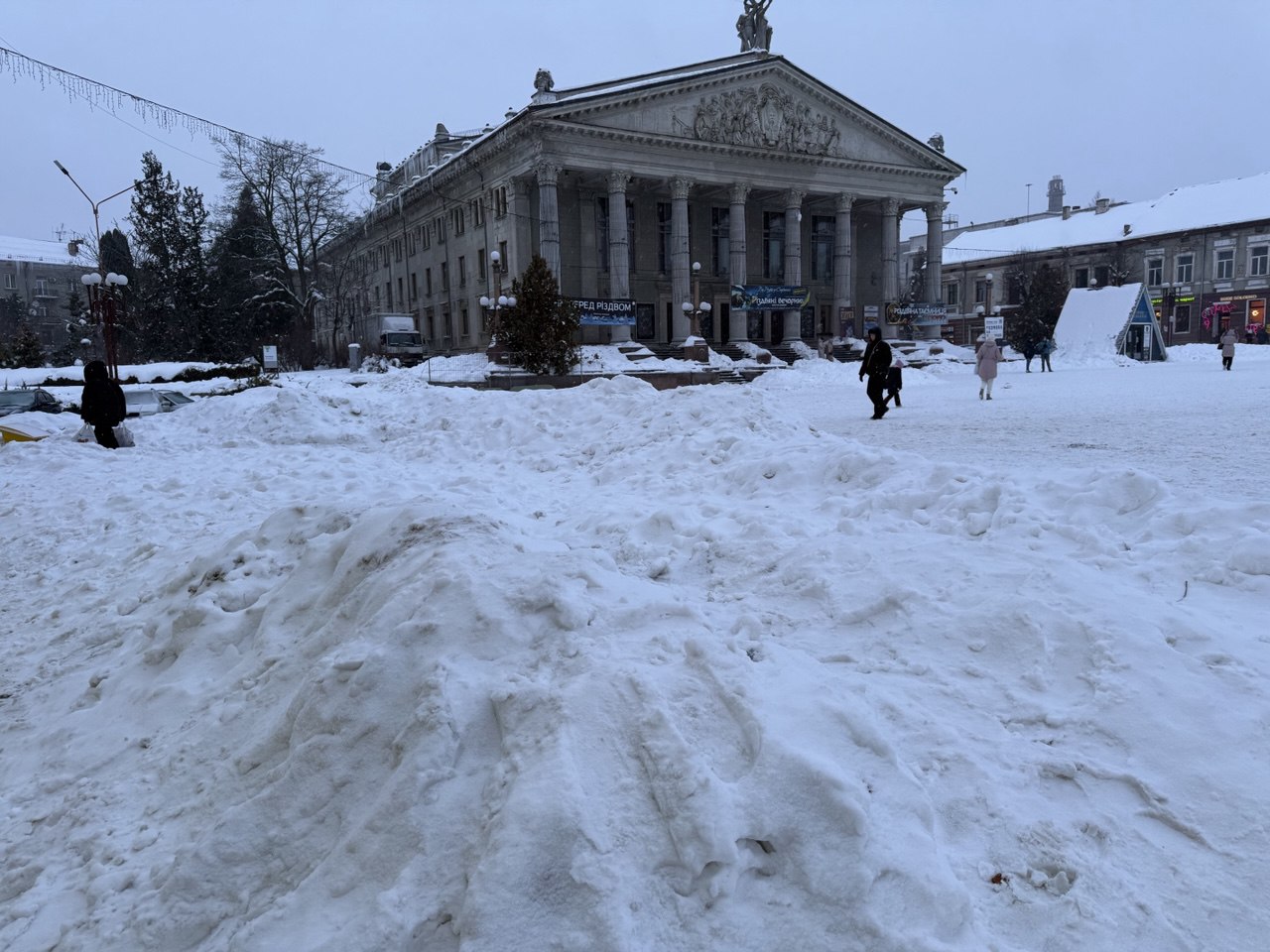 У Тернополі почали вивозити сніг