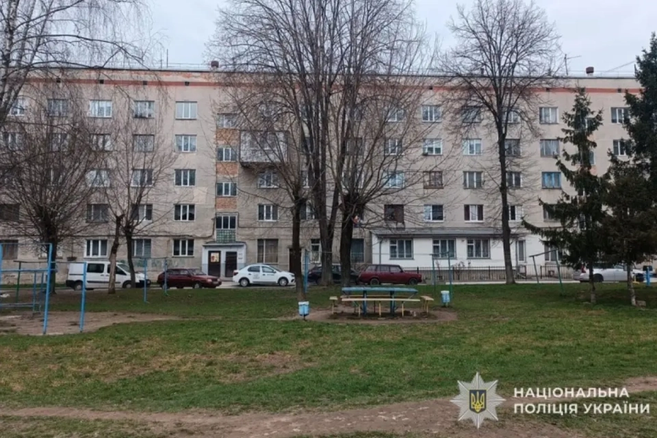 У Тернополі з вікна другого поверху випала півторарічна дівчинка