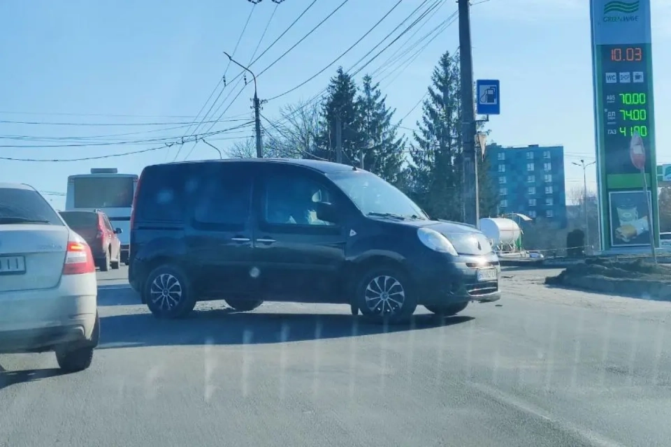 Трапилася аварія біля Микулинецького кладовища